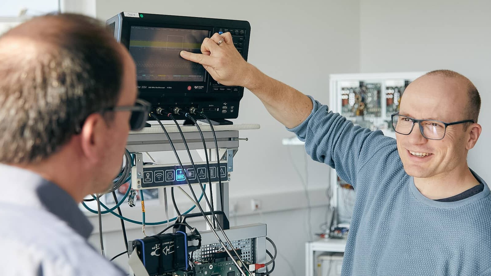 Robert und Pascal rocken AC/DC. Wechselstrom. Gleichstrom. Ihre Expertise sorgt für Spannung und speichert unsere Energie. High Voltage.