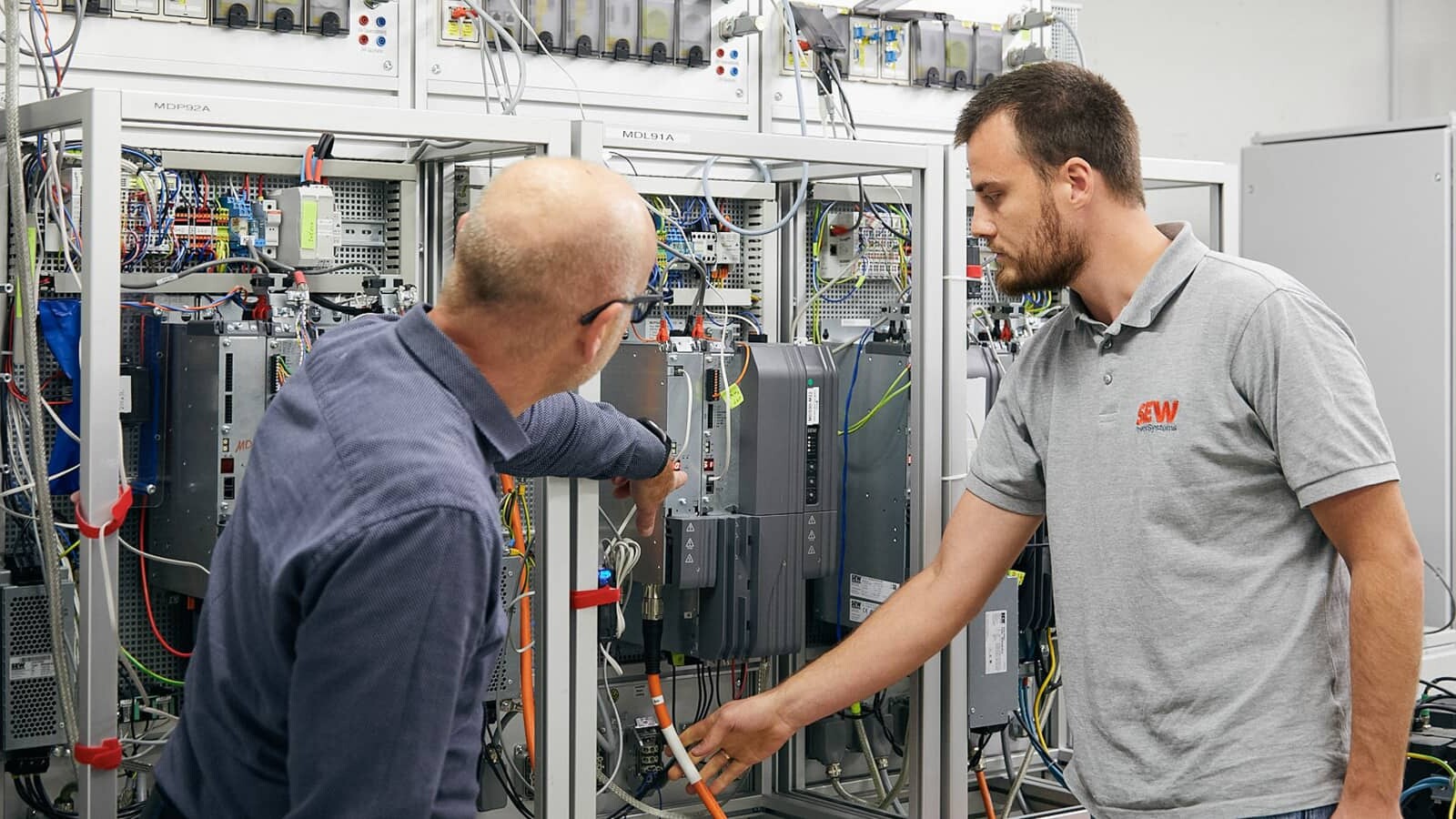 Deutsche Gründlichkeit? Dieter und Manuel übertreffen sie. Jeder Typ wird geprüft, bis er perfekt ist. Typisch Made im Allgäu.