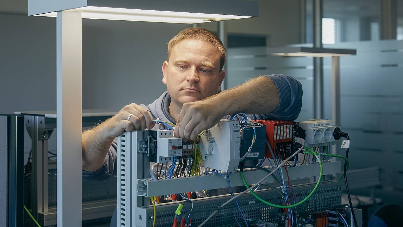 Stefan behält die volle Kontrolle. In der Steuerungstechnik. Seine Steuerberatung berät nicht über Finanzen, sondern darüber, wie man Energie perfekt steuert.