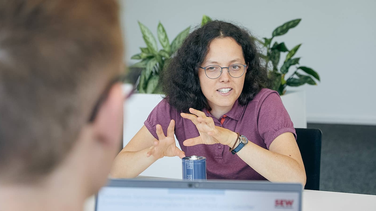 Deep Dive – Sonjas Spezialdisziplin. Sie taucht tief. In Systeme. In Physik. In Perfektion. Für unsere Energiezukunft