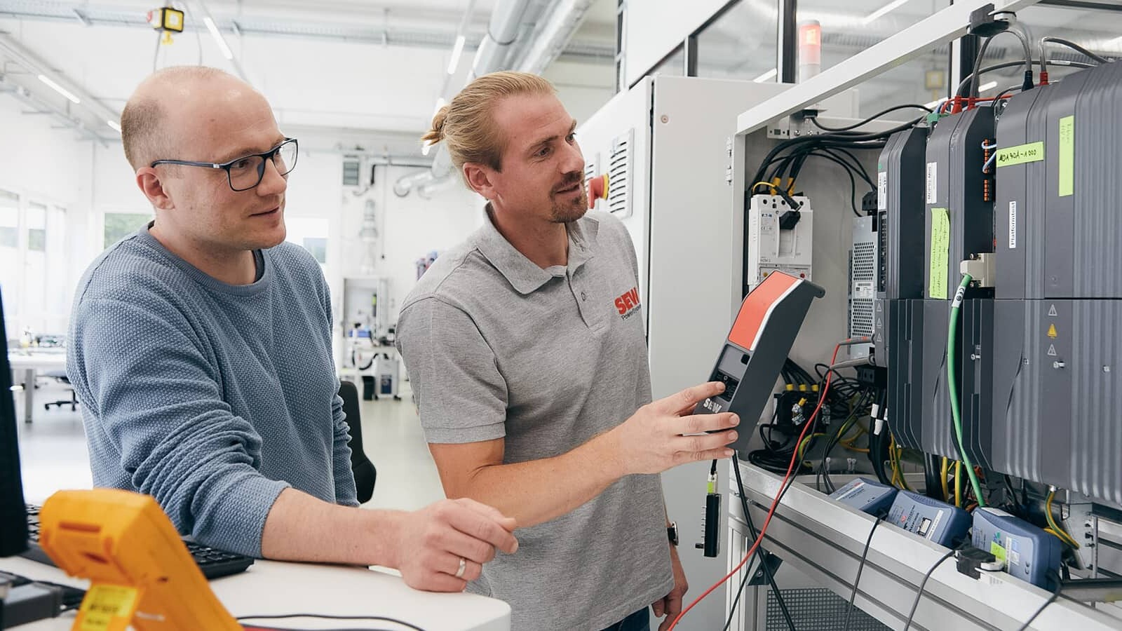 Komplexe Software? Pascal und Dominik machen sie einfach. Umfangreiche Tests? Auch einfach. Die Wirkung? Bewegt Großes. Ganz einfach.