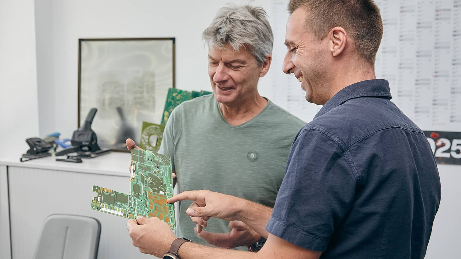 Patrick feiert die unsichtbare Schönheit von Klaus Leiterplatten-Layouts. Denn was niemand sieht, bewegt weltweit das Größte. Versteckte Kunst. Sichtbare Kraft.