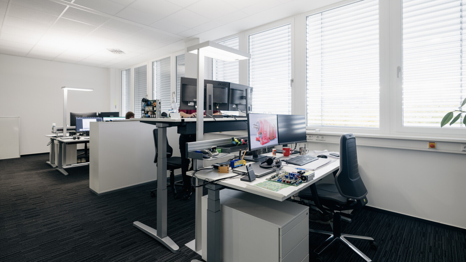 Ergonomische Arbeitsplätze und agile Weiterbildungsmöglichkeiten schaffen die professionelle Basis für Ihre bestmögliche Leistung.